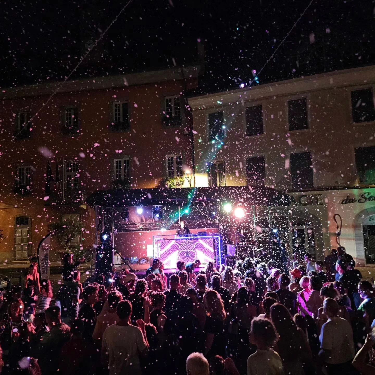 Soirée neige avec public et éclairages